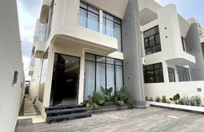 LUXURIOUSLY FINISHED 5 BEDROOM DUPLEX