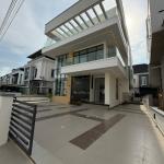 LUXURY 5 BEDROOM FULLY DETACHED DUPLEX